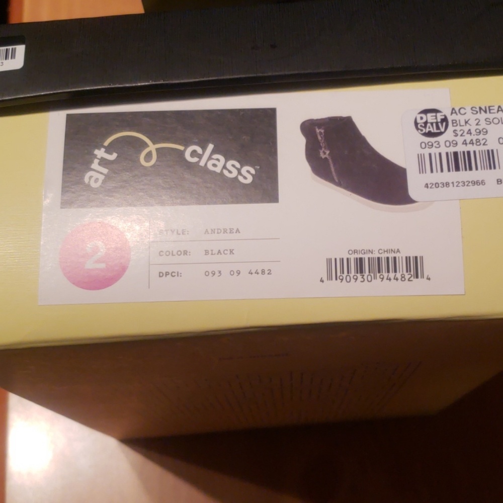 Shoes - Picture 4 of 4